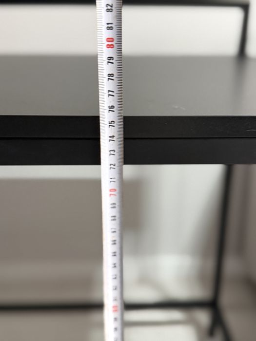 Czarne, metalowe biurko