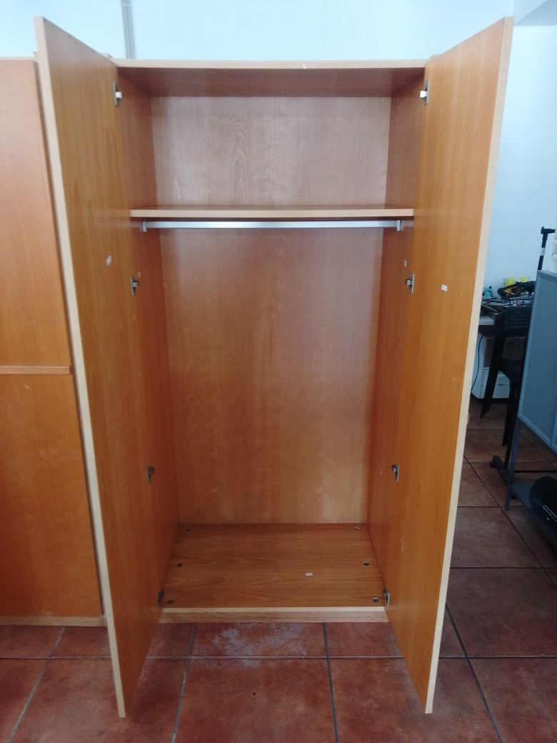 Armário / Roupeiro (Robusto - Óptimo Estado Geral)