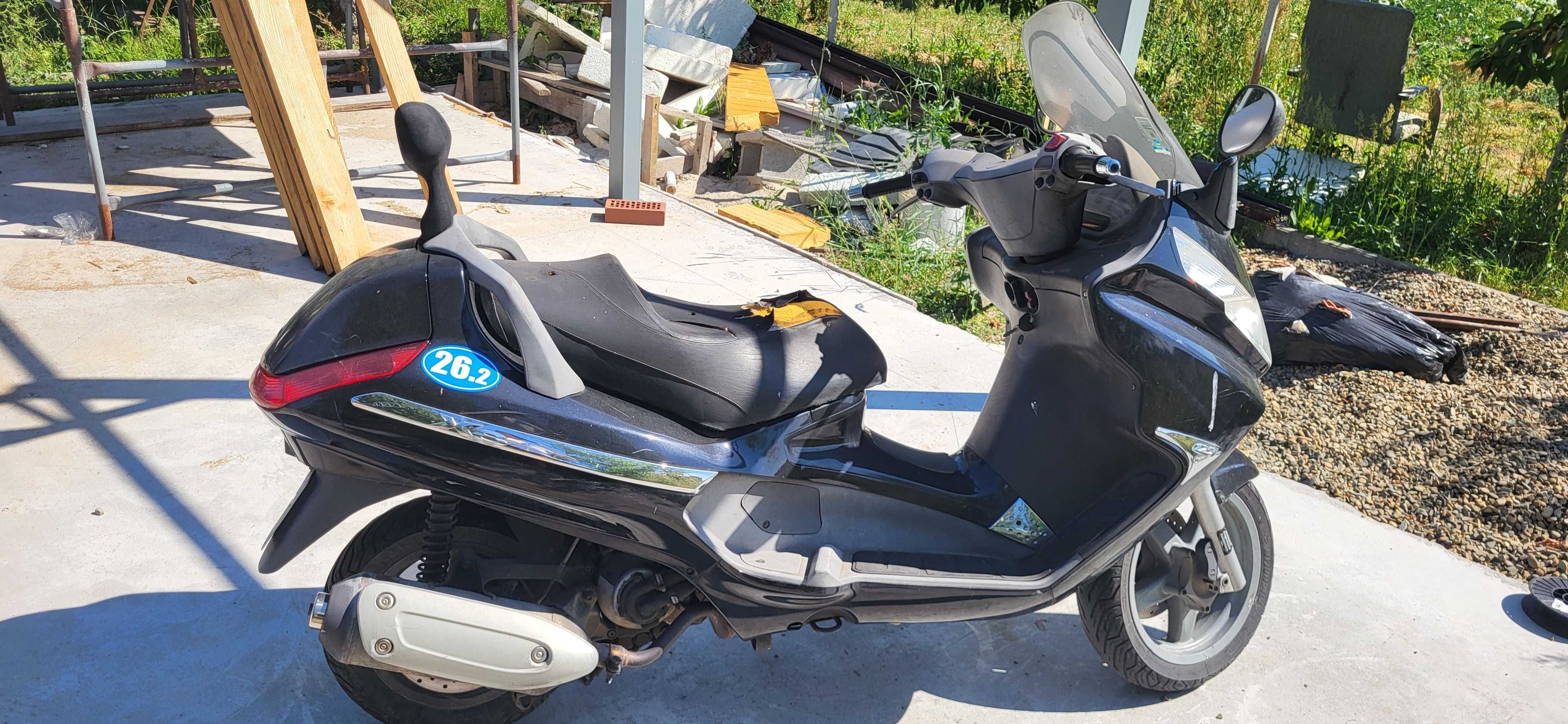 Skuter piaggio x8