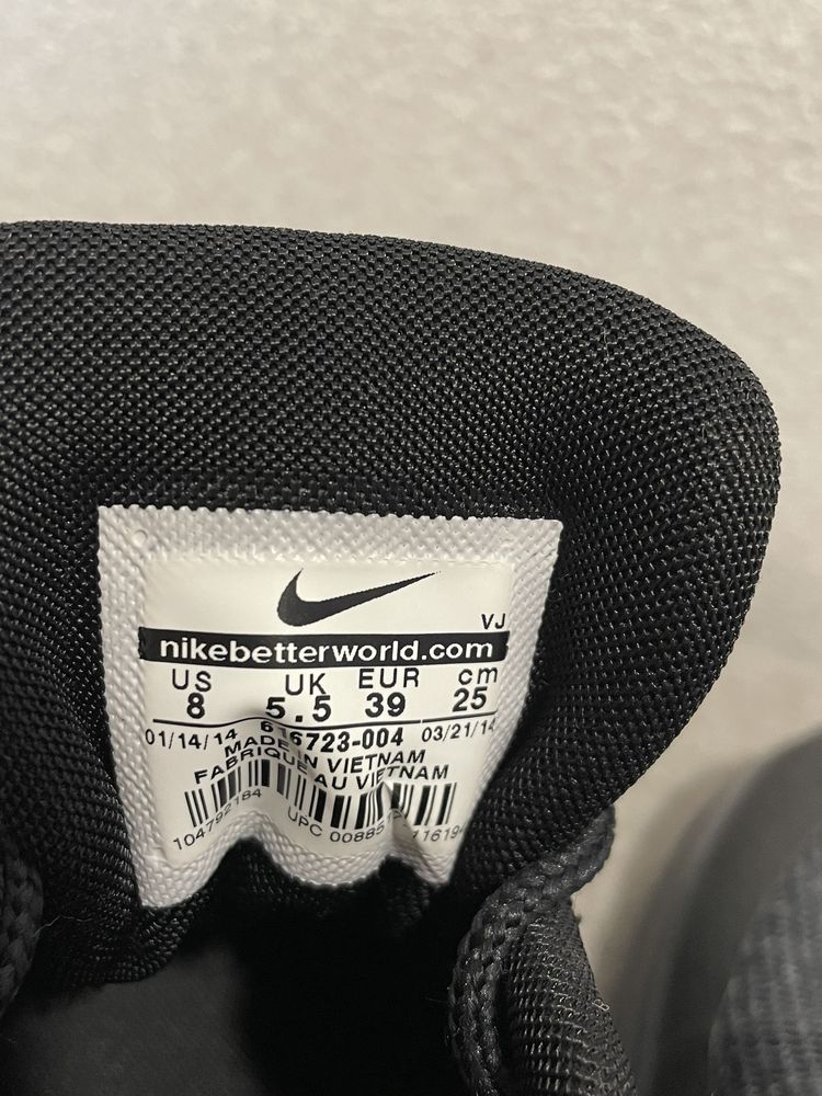 Кросівки Nike в чорному кольорі