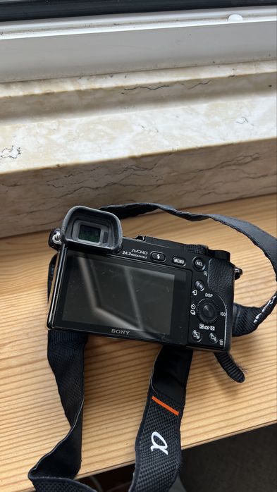 Sony Alpha 6000 - Câmera Mirrorless em Excelente Estado