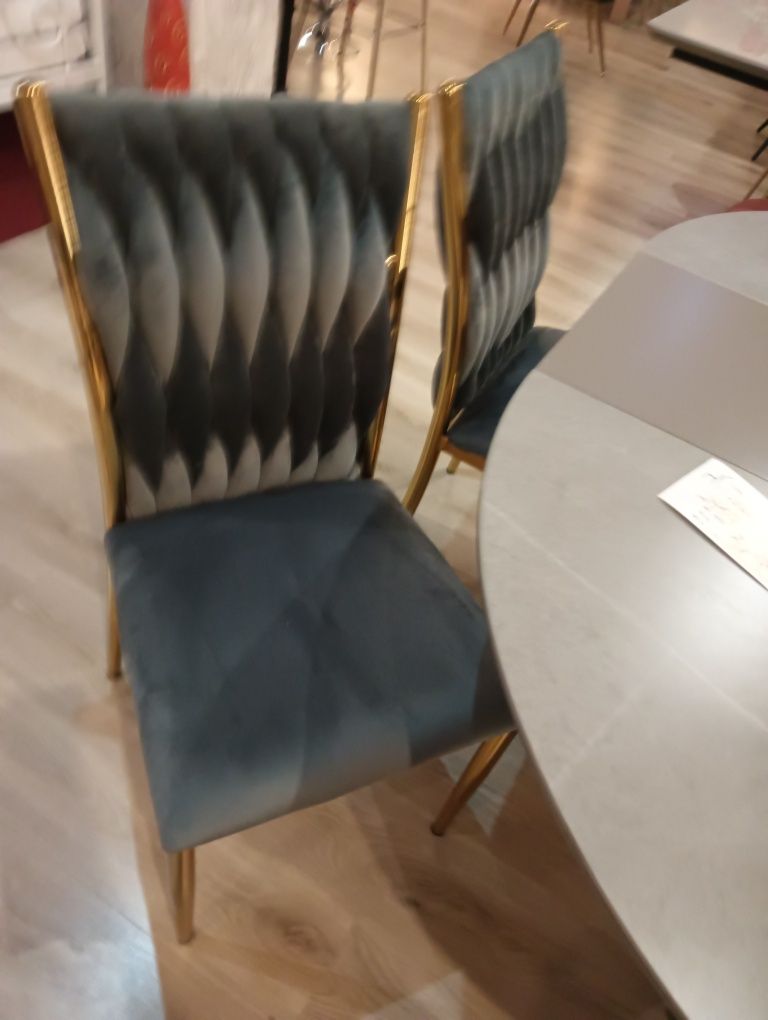 Stół z krzesłami okrągły
