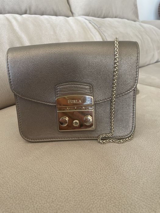 Mala Furla modelo Meteopolis dourada