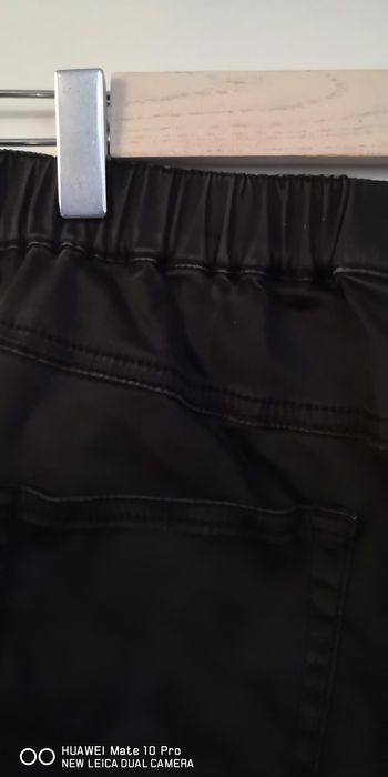 Czarne spodnie damskie.