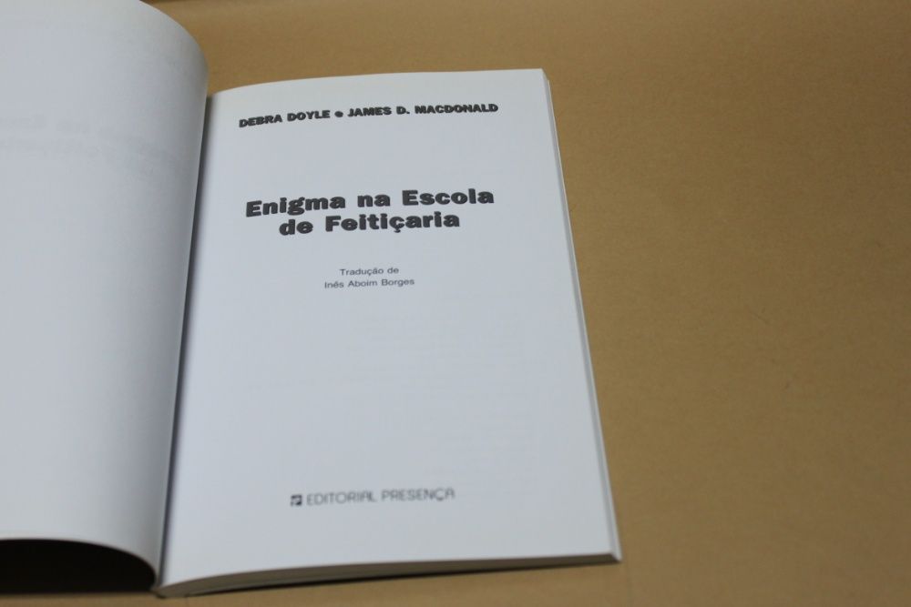 Enigma na Escola de Feitiçaria// Debra Doyle