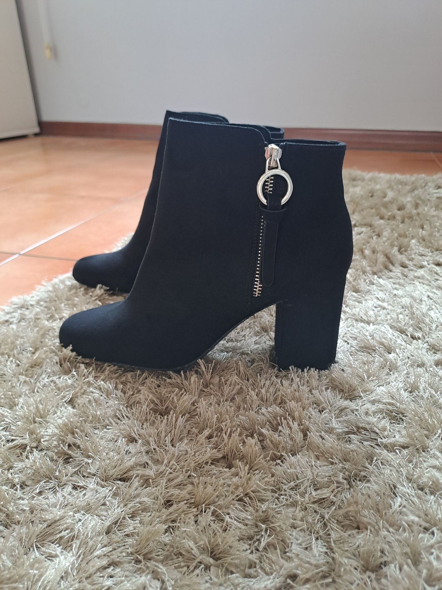 Botas pretas de camurça