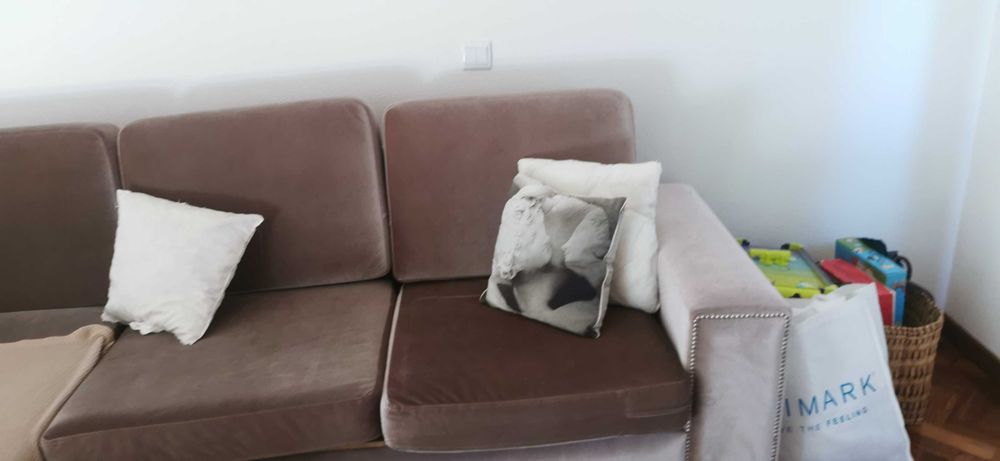 Vendo sofá 4 lugares com chaise Long reversível. Usado, em Bom Estado.