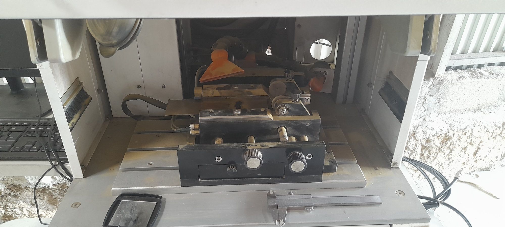 Máquina de corte e gravação laser Sisma