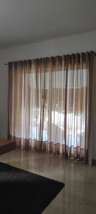 Cortinas de seda e varão em inox