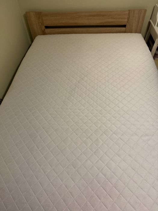 Drewniane Łóżko z grubym materacem 140x200