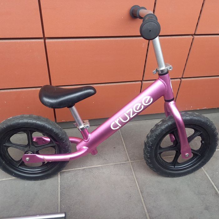 Różowy rowerek biegowy Cruzee