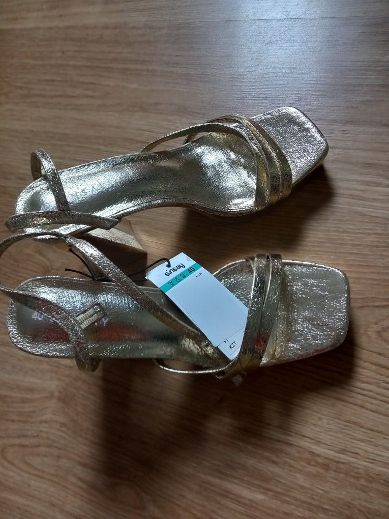 Nowe buty z metką na obcasie rozmiar 40