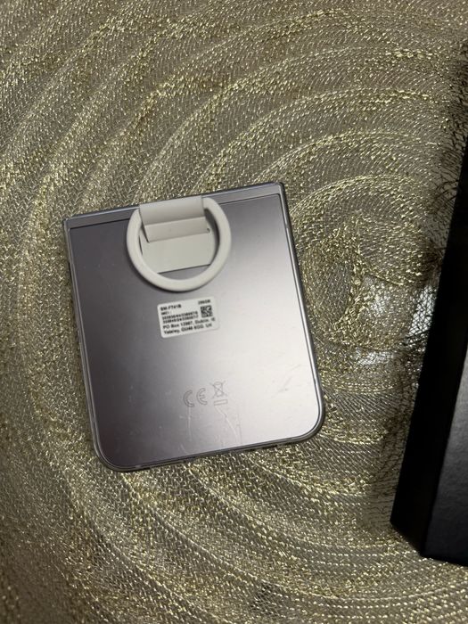 Na sprzedaż: Samsung Galaxy Z Flip6, kolor szary Jak Nowy