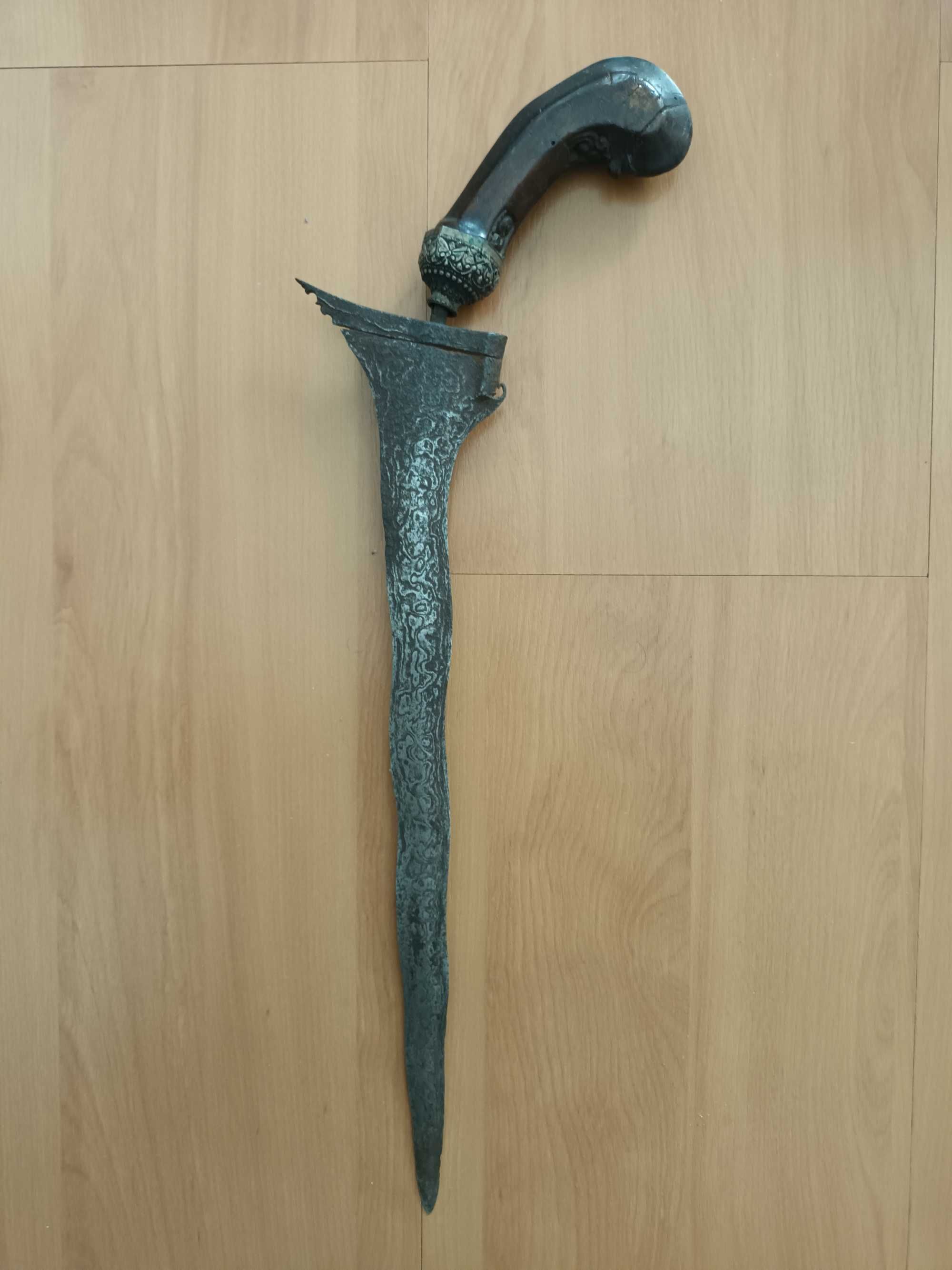 Espada com baínha tomahawk toda trabalhada