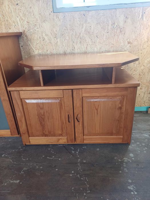 Móvel de TV com prateleira em pinho mel 92x55x55cm