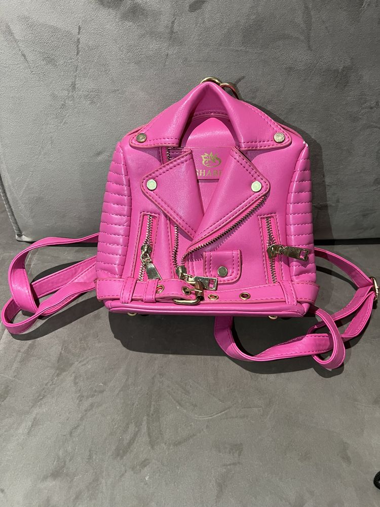 Mochila fúcsia/rosa com formato de blusão com metais dourados