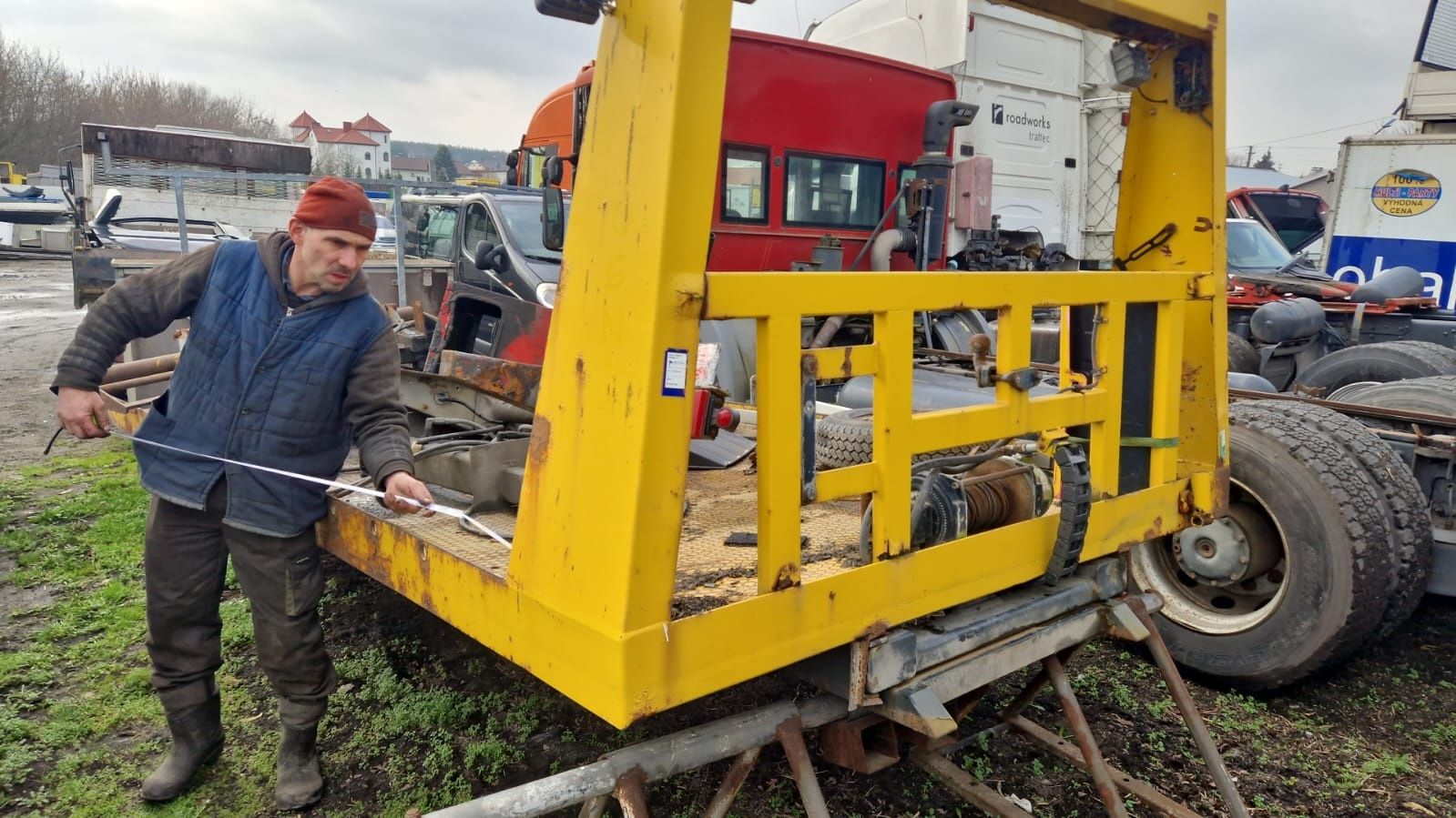 Najazd hydrauliczny Mercedes MAN wyciągarka platforma zjeżdzająca