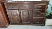 Móvel madeira castanho com portas e gavetas