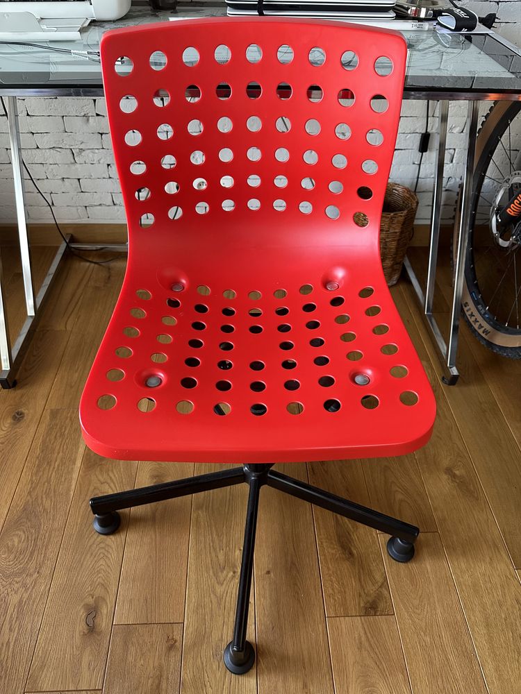 Czerwony fotel obrotowy do biurka ikea