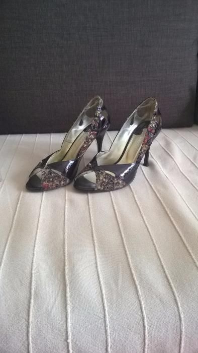damskie buty typu "szpilki" z odkrytymi palcami