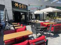 В центре Аркадии бар-кафе “Moёt “.