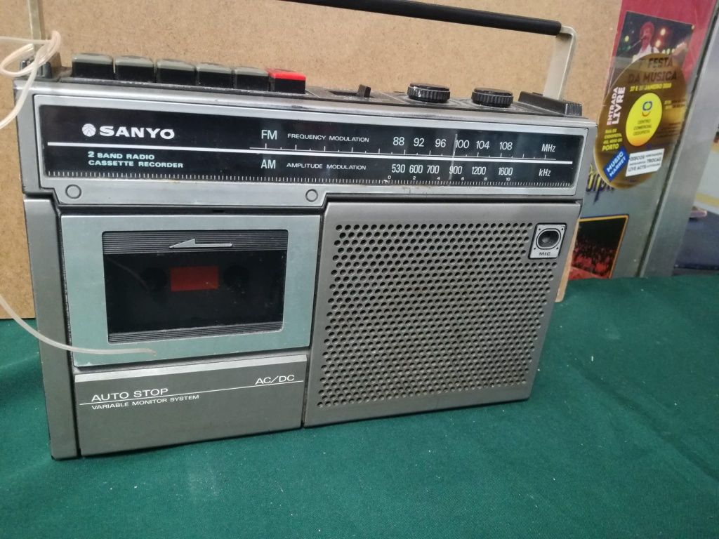 Rádio gravador Sanyo, antigo, antiguidade, relíquia.