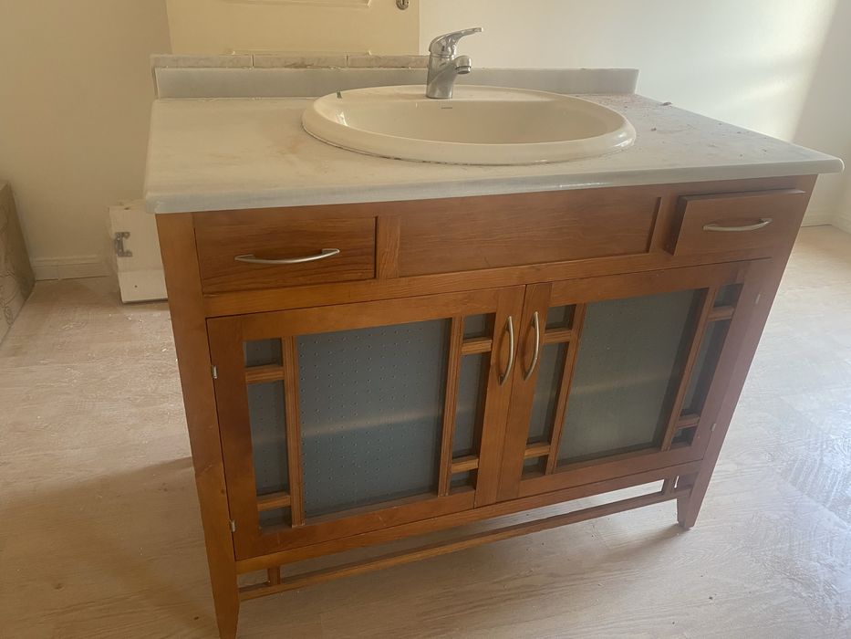 Movel e lavatorio e espelho, WC