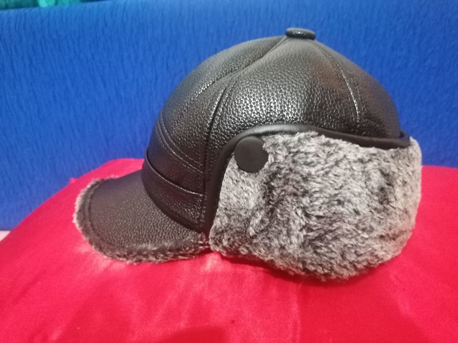 Продам мужскую зимнюю кепку с отложными ушками.