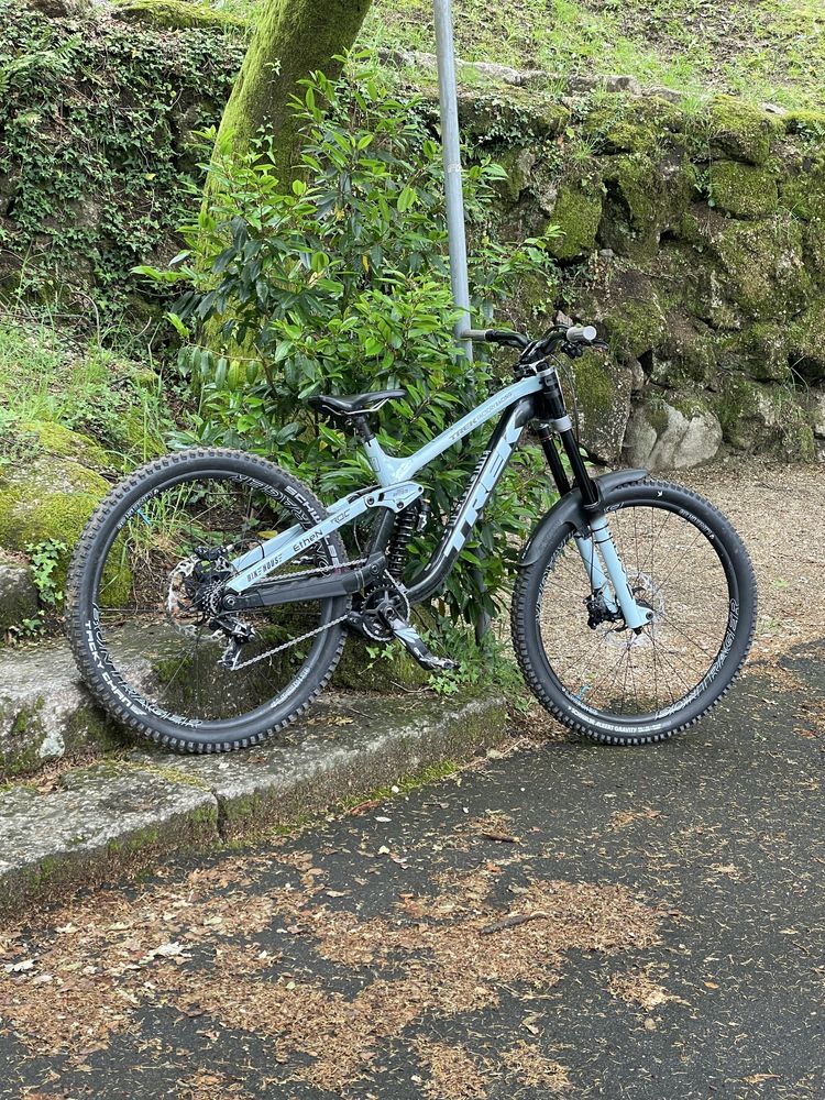 Trek session 8 2023 Downhill R2
