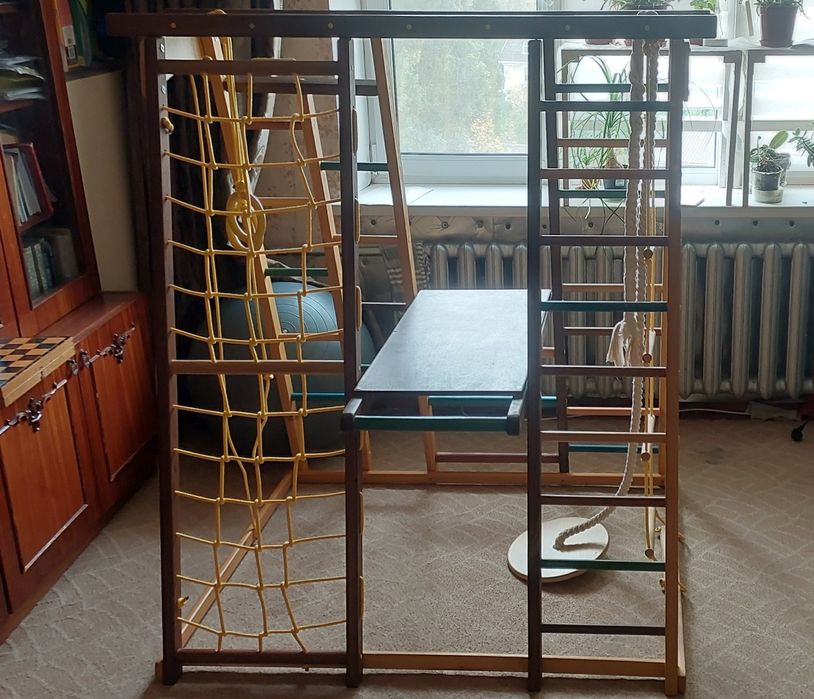 Дитячий спортивний майданчик с гіркою