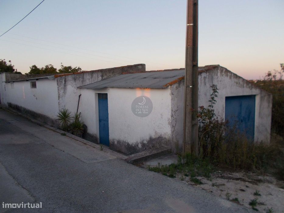 Armazém em 5.160 m2 de terreno c/ ribeiro.