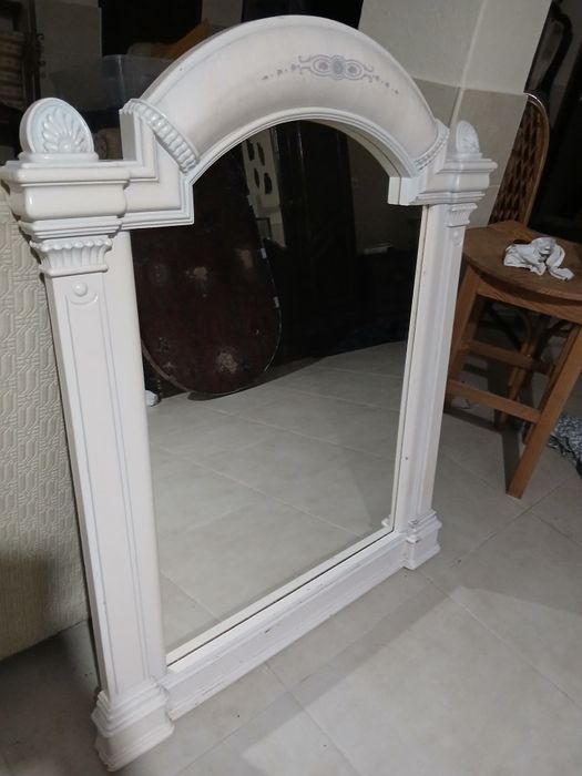 Espelho com moldura branca