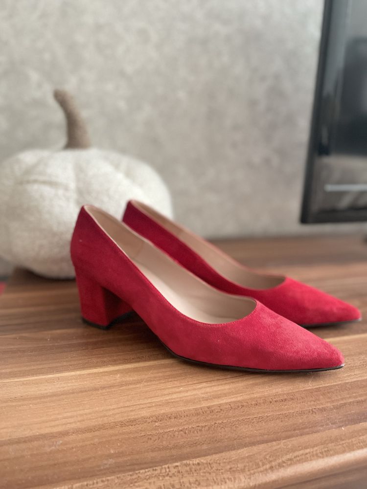 Продам красные замшевые туфли 480