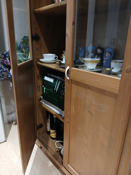 armário estante com vitrina