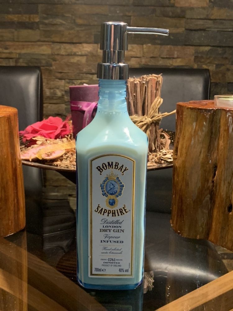 Garrafa gin Bombay transformada doseador