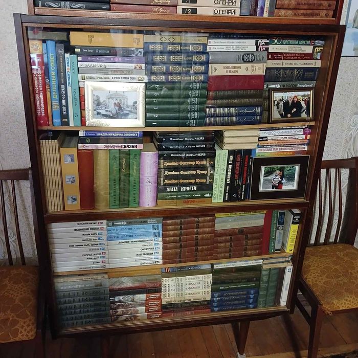 Книжный шкаф и полка в подарок. Цена снижена