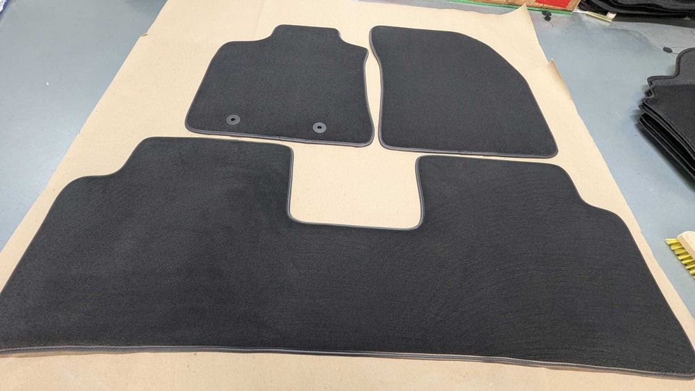 Tapetes Toyota  Avensis 2009 e anos seguintes