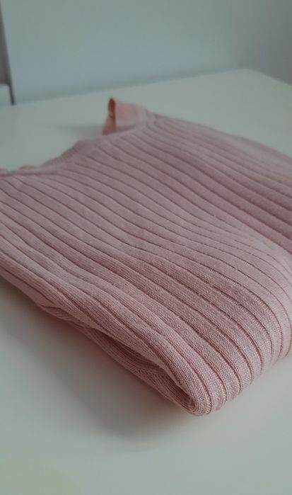 Sweterek w kolorze pudrowego różu