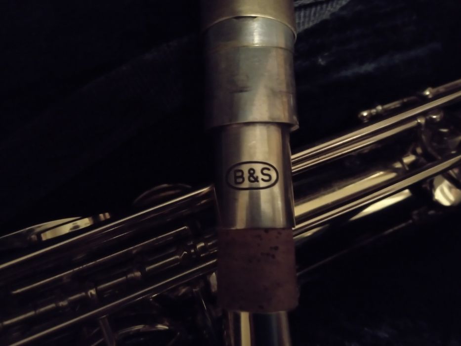 Saksofon Velton w futerale.