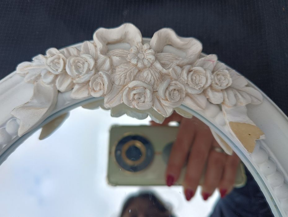 Białe stylowe lusterko