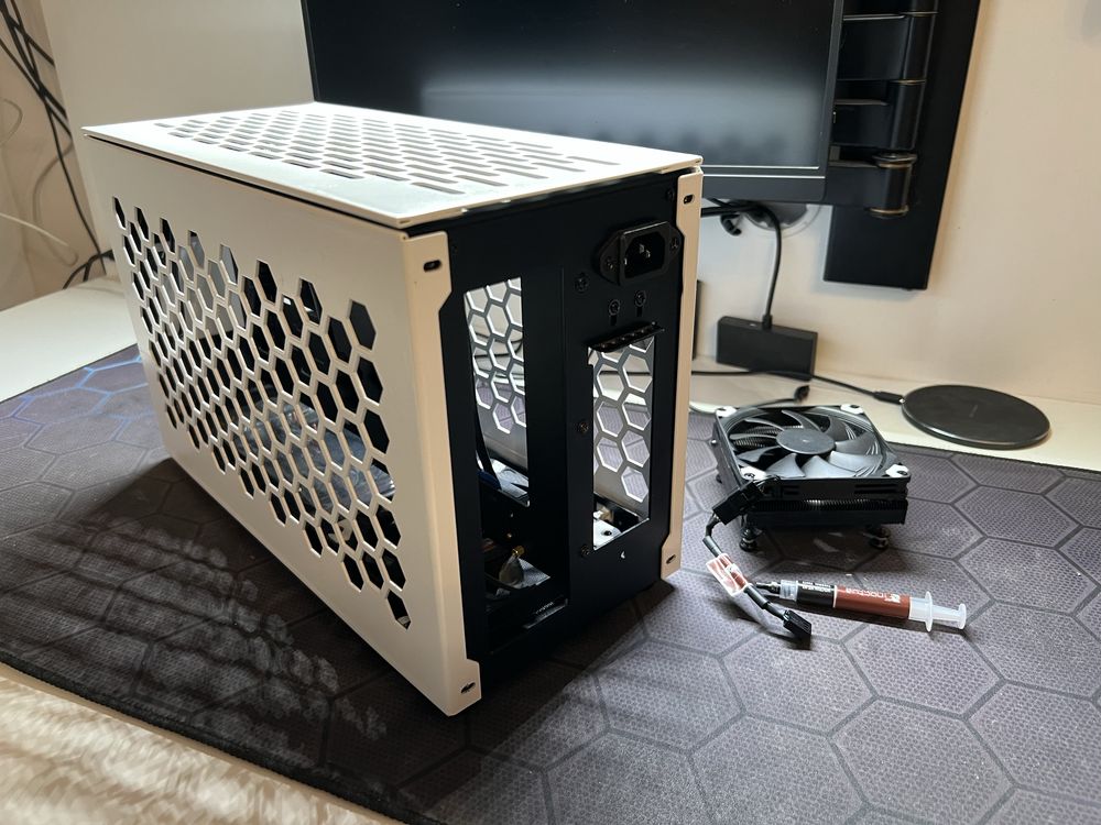 Obudowa "Gorilla custom" z chłodnicą noctua nh-L9i i nf-a12x15