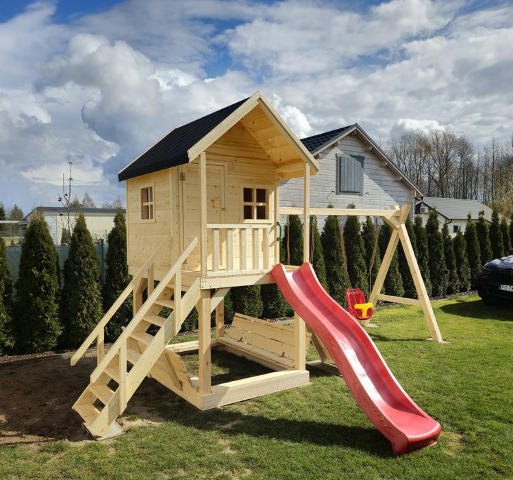 Plac zabaw dla dzieci. Małpi Gaj. Domek drewniany. Huśtawka.