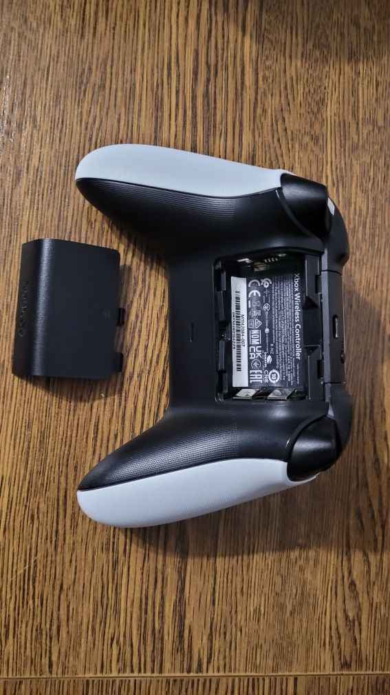 Oryginalny Pad Xbox Series, biało czarny custom z pomarańczowo czarnym