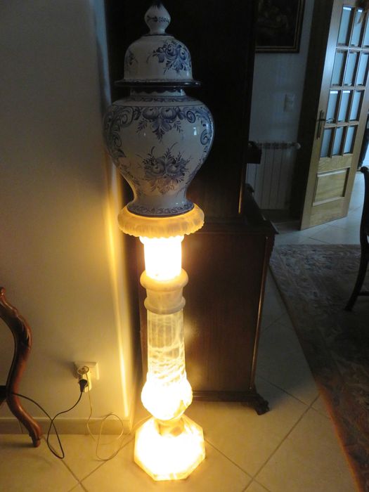 Coluna de alabastro iluminada com pote de Alcobaça pintado á mão