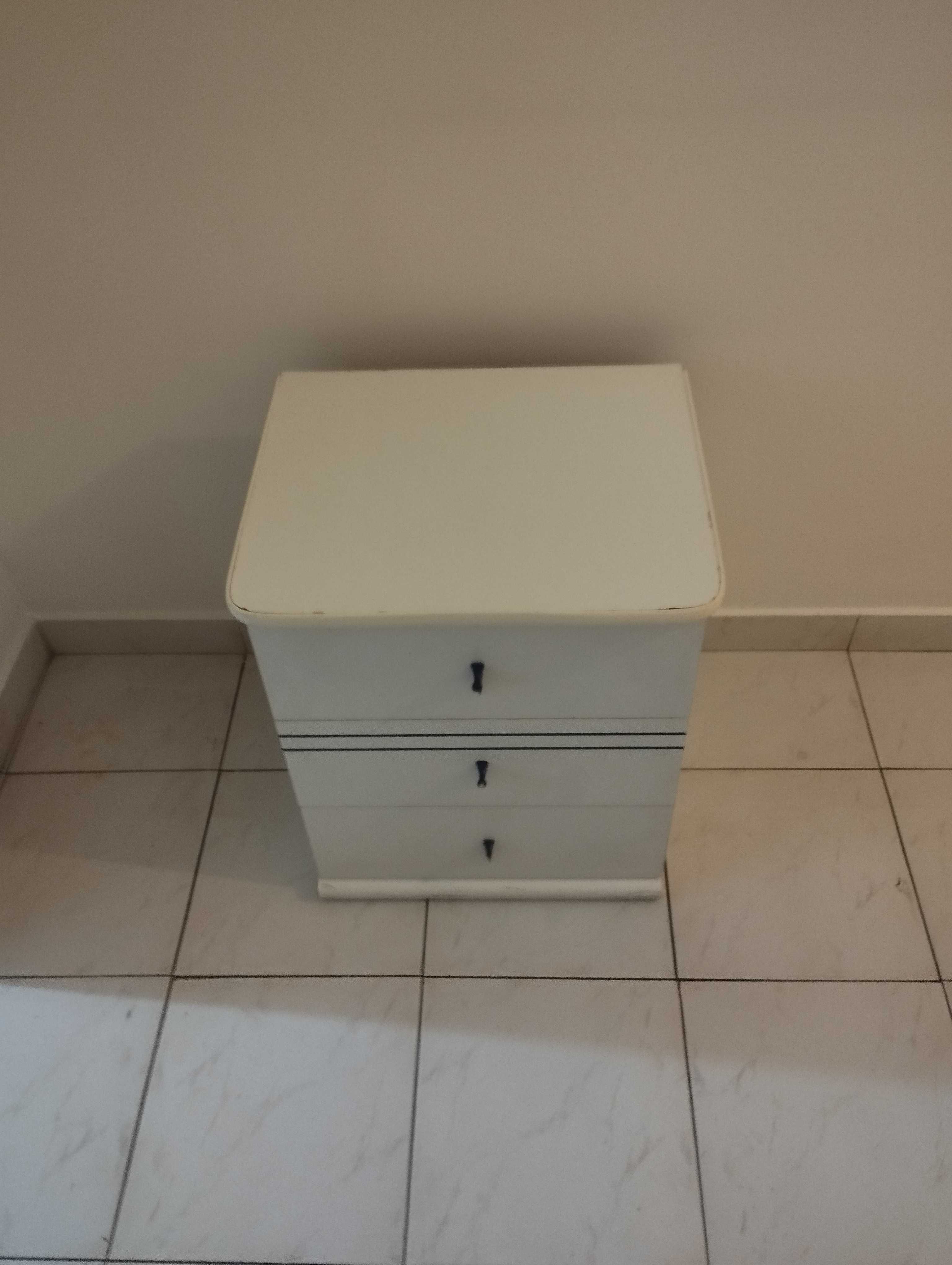 Cama solteiro em ferro+ mesa de cabeceira