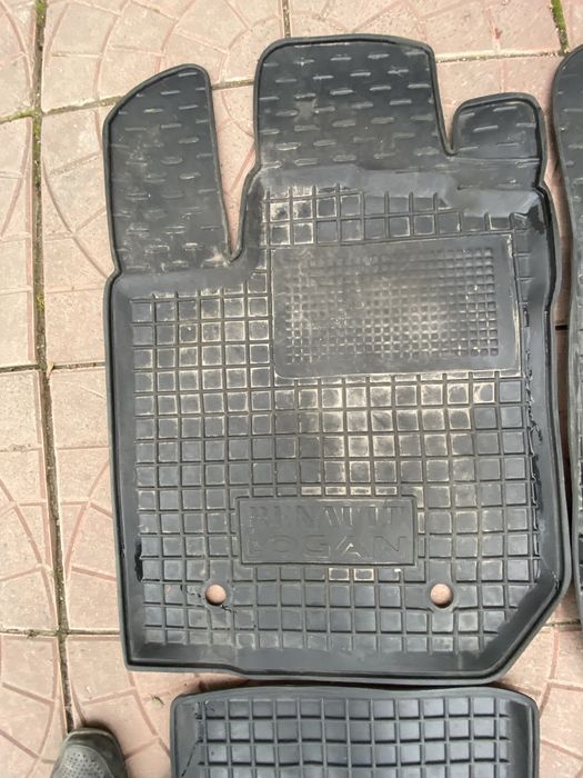 Комплект резінових килимків дачія логан 2013 року