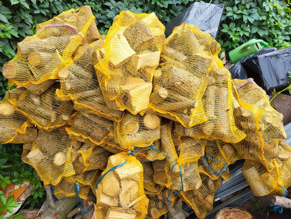 Drzewo kominkowe liściaste pocięte porąbane suche