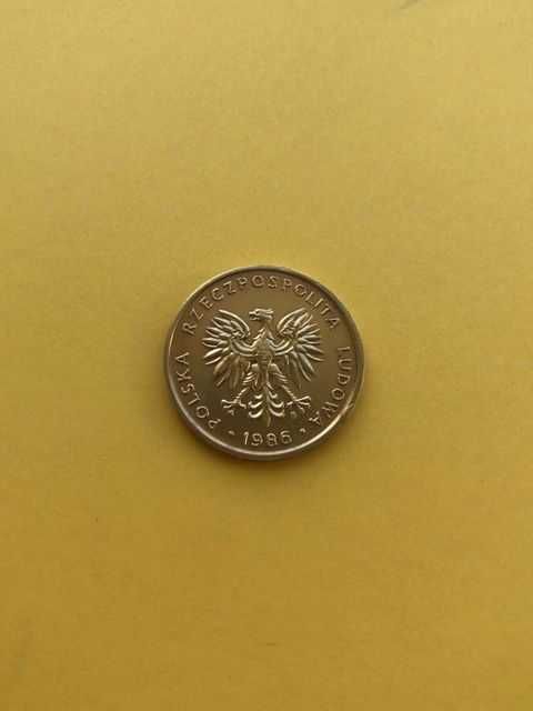 5 złotych z mosiądzu . Rok 1986 .