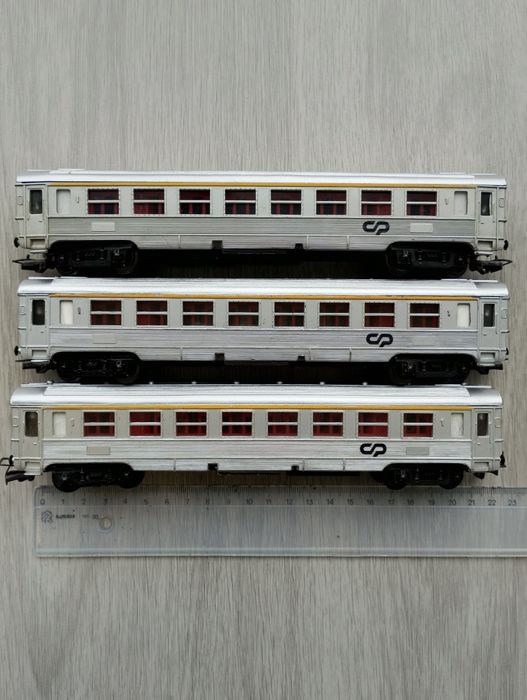 Carruagens inox com passageiros, H0 1:87