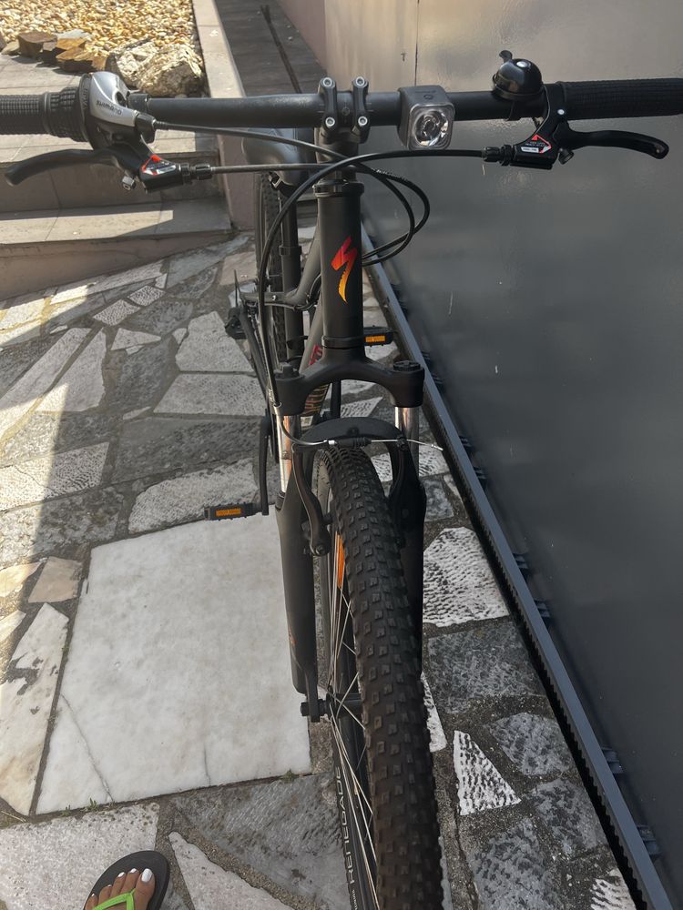 Bicicleta de crianca/adolescente da marca Specialized.